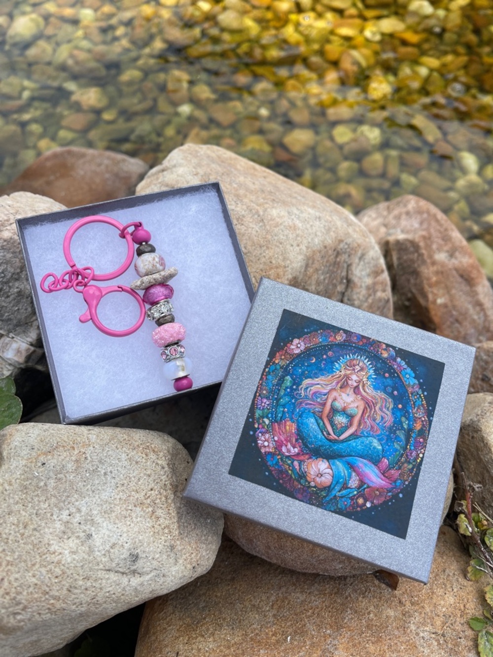 Keychain Beach Stone and Charms in Gift Box - Picture 4 of 5